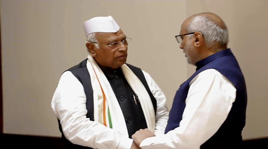 सोनिया,प्रियंका की मौजूदगी में खरगे ने ली राज्यसभा की शपथ