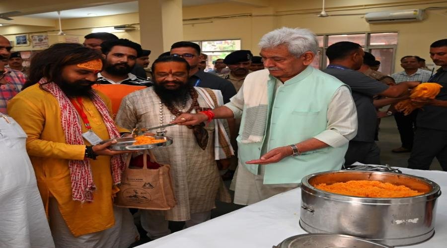 अमरनाथ यात्रा के लिए बने यात्री निवास पहुंचे एलजी, पहला जत्था कठुआ पहुंचा