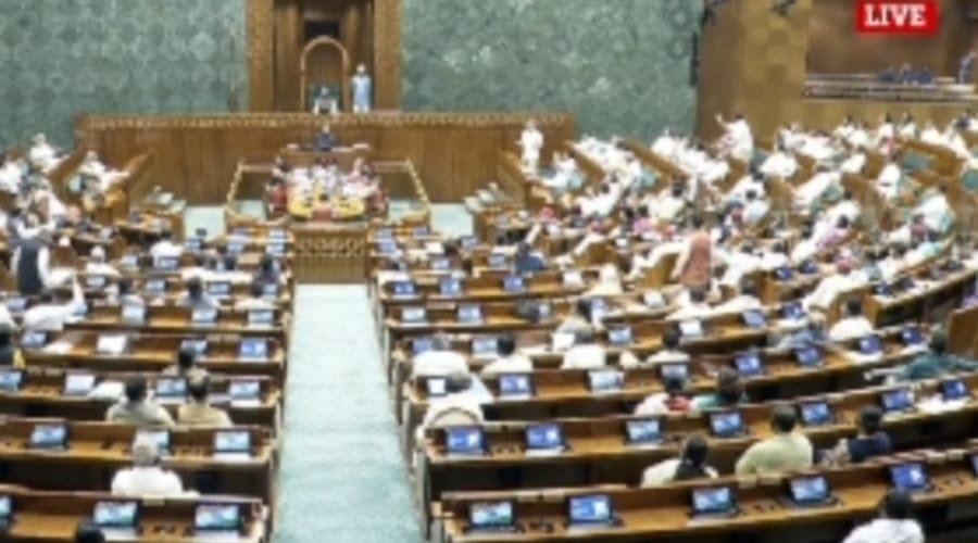 संसद के दोनों सदनों में हंगामा, बैठक स्थगित