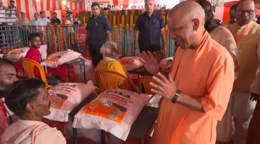 फर्रुखाबाद में बाढ़ पीड़ितों से मिले सीएम योगी, बुजुर्ग महिला बोलीं- ‘इतना बढ़िया राजा कोई नहीं’