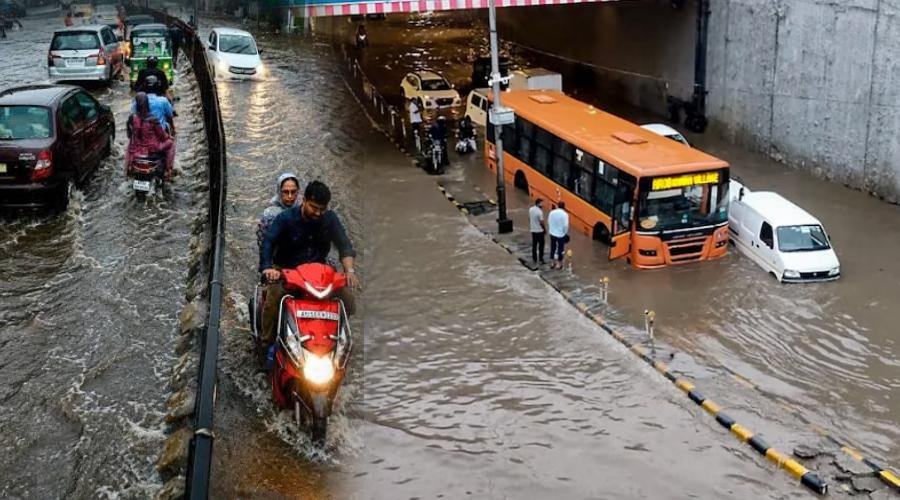 Weather Update: दिल्ली में भारी बारिश का रेड अलर्ट, यूपी-बिहार-राजस्थान में भी चेतावनी