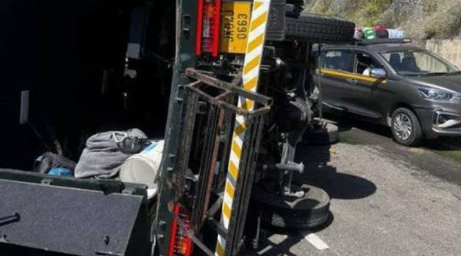 जम्मू-कश्मीर के रामबन हाईवे पर BSF वाहन पलटा, 5 जवान घायल; ड्राइवर की हालत गंभीर