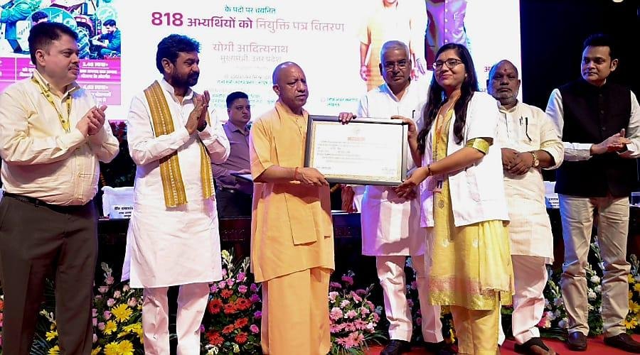 मैं नौकरी देता जाऊंगा, वो गिनते जाएं: योगी