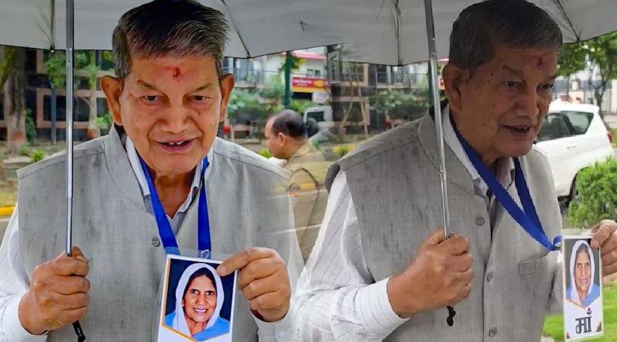 गले में मां की फोटो और छाता लेकर ईडी दफ्तर पहुंचे रावत, बोले सत्ता का अहंकार बुला रहा