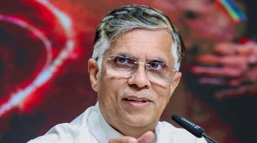 राजनाथ सिंह के आरोपों पर कांग्रेस का पलटवार, पवन खेड़ा ने याद दिलाया 1977 का सत्ता परिवर्तन