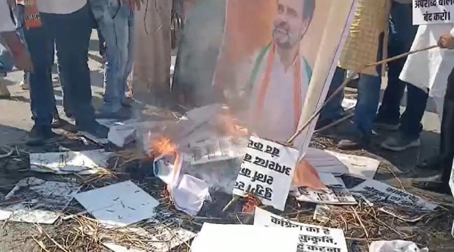 पटना में खरगे और राहुल गांधी के खिलाफ भाजपा समर्थकों का प्रदर्शन, फूंका पुतला